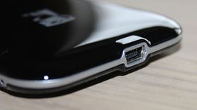 Kingston tviholder på Mini-USB, mens mobilverdenen for lengst har gått bort fra denne standarden.