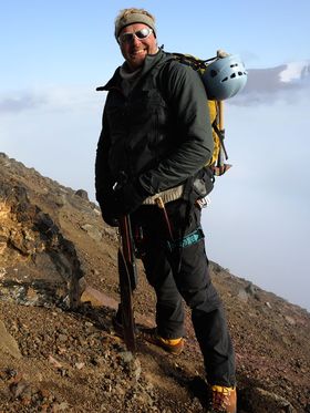 MARS-EKSPERT: Hans Erik Foss Amundsen er konsulent for NASA og ESA, og har hjulpet USA med utviklingen av Curiosity. Her bestiger han Sigurdfjell på Spitsbergen.