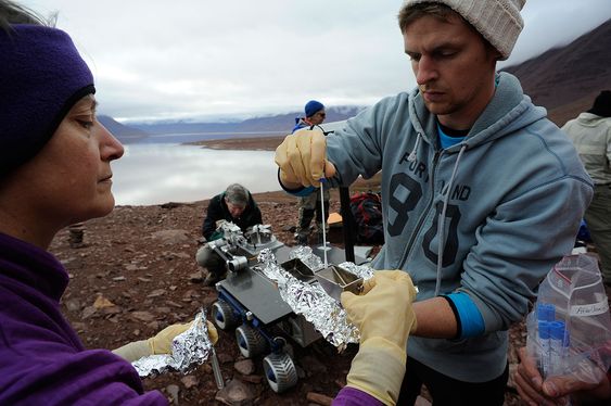 TESTET PÅ SVALBARD: Mary Voytek (sjef for NASAs astrobiologiprogram) og Eric Stimpson (Charles River Laboratories i USA) tester en av NASAs rovere for forurensing av mikrober i marslignende terreng på Svalbard.