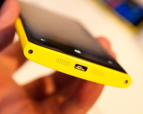 I bunn finner du høyttaler, mikrofon og Micro-USB-tilkobling.
