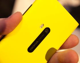 Slik ser baksiden ut. Omtrent midt på er Nokias optisk stabiliserte kamera, som har fått PureView-merkelappen vi først møtte i Nokia 808.