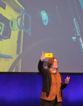 Nokias sjef for smartmobiler, Jo Harlow, forteller om kameraet i den nye toppmodellen.