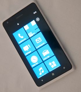Likheten til forgjengeren, Lumia 900, er slående ...