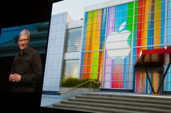 Apple-sjef Tim Cook er på scenen.