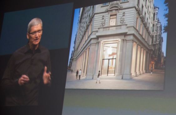 Tim Cook viser bilde av den nye Apple-butikken i Barcelona.
