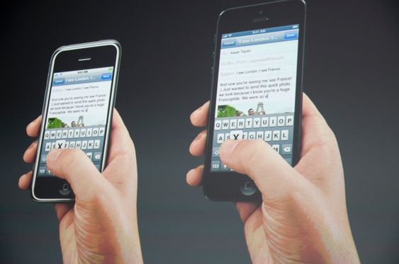 Ny og gammel iPhone ved siden av hverandre.