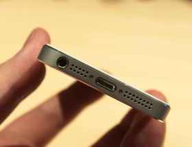 Den nye Lightning-kontakten er mindre enn den som brukes i iPhone 4S.