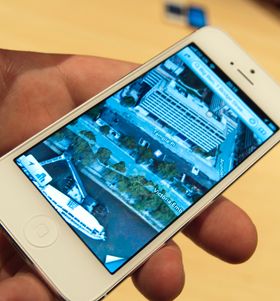Apple har valgt å erstatte Google Maps med sine egne kart. En stilig, men kanskje ikke veldig nyttig, funksjon er Flyover. Her kan du se bygninger fra alle mulige kanter. Vi hadde fortsatt foretrukket Street View.