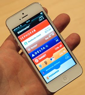Passbook holder oversikt over billettene dine. Dersom du nærmer deg flyplassen kan telefonen automatisk hente frem boardingkortet ditt. Om funksjonen vil virke i Norge er ukjent.