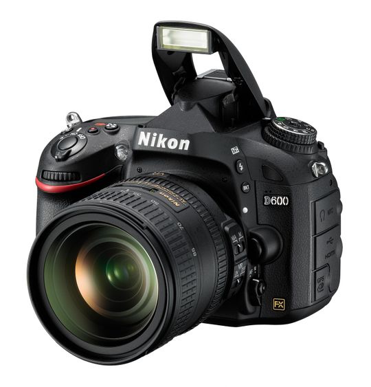 Nikon D600 med blitsen oppe.