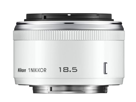 Hvit 1 Nikkor 18.5 mm f/1.8.
