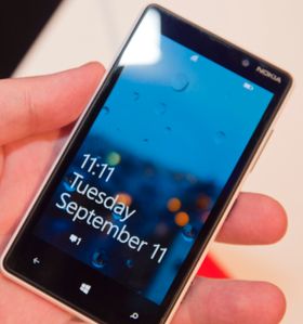 Låseskjermen er den vi har blitt vant til i Windows Phone. Den trekkes opp for å avduke menyene.
