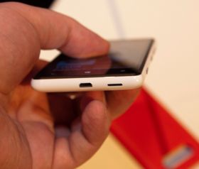 Micro-USB-kontakten sitter under telefonen.