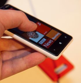 I tillegg til fysiske taster har Lumia 820 også et berøringsfølsomt felt med tre snarveier på.