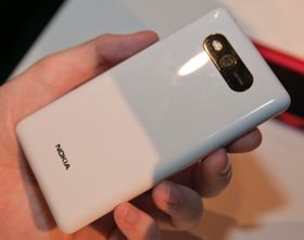 De vanlige dekslene er laget i det samme plastmaterialet som mange av de tidligere Lumia-modellene er laget. De føles derfor svært så solide.