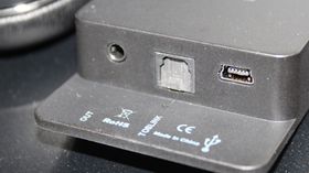 Inngang for TOSLINK, utgang for 3,5 mm audio. Støm hentes fra USB.