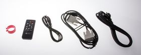 Ingen HDMI-kabel, men DVI-kabel fulgte i hvert fall med. Lengst til venstre er det en liten kabelholder du kan feste på baksiden av skjermfoten.