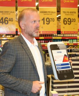John Moltubakk i Coop demonstrerte hvordan en selvbetjent matbutikk fungerer nå til dags.