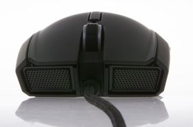 Razer Taipan er veldig lav, men ligger veldig godt å hånden likevel.