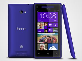Slik ser HTC 8X ut fra siden, og bakfra.
