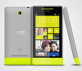 Her ser du HTC 8S fra alle kanter. Telefonen er delt nederst, og noen av modellene har to farger på dekselet.