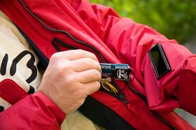 Systemet kommuniserer via Bluetooth med en helt vanlig mobiltelefon.
