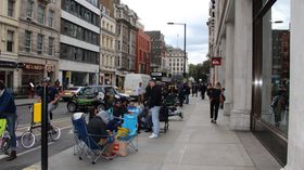 Fra køen i Hanover Street. Campingstoler og solsenger er et vanlig syn natten til salgsstart for iPhone.