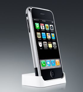 Slik så den første iPhone-en ut. Den hadde enkle menyer som alle forstod, var lynrask i bruk og hadde stor berøringsskjerm.