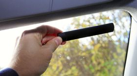 Glassantennen festes på innsiden av ruten, gjerne helt øverst som dette. .