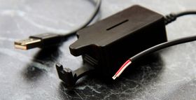 Det følger med en USB-strømadapter som kobles til bilens el-anlegg. Du kan også bruke en USB-adapter til sigarettenneren, hvis du har det.