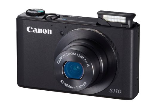 Canon PowerShot S110 med blits oppe.