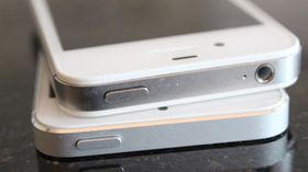 Både iPhone 4S (øverst) og iPhone 5 (under) solgte godt før jul.