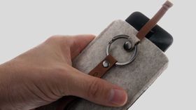 Cooler Master Dorset Pouch har en liten lærstropp øverst som brukes til å løfte telefonen ut av etuiet.