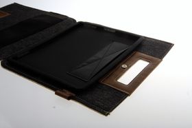 Cooler Master Afrino Folio ser ut som en veske. iPad-en festes i et gummihylster på innsiden.