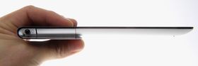 Sony Xperia Tablet S er mye tynnere enn fjorårets Tablet S-modell. .