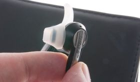 Bose IE2 er de rimeligste pluggene i testen, og de eneste universalproppene vi tar med. De er spesielt laget for å passe alle typer ører. De sitter godt, men desverre er ikke lyden fullt så god som vi skulle ønske.