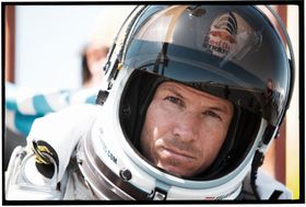 Felix Baumgartner (43) jobber som helikopterpilot når han ikke hopper fra enorme høyder. Her tester han høydedrakter i regi av Red Bull.