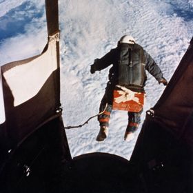 Dette historiske bildet viser Joseph Kittinger i det han hopper ut fra rundt 31.000 meter 16. august 1960.