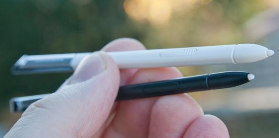 Øverst er pennen fra Note II, mens den originale S-penen er nederst. Den nye er mye bedre å holde i, og langt mer presis på skjermen.
