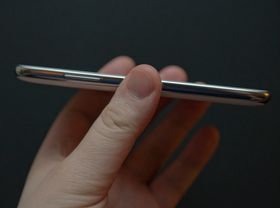 Skjermen er stor, men mobilen er tynn. Den har også blitt to millimeter smalere enn originalen.