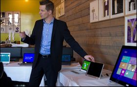 Frederik Kihl fra Acer viste stolt frem de nye nettbrettene.