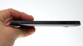 Xperia Ion er rett over 1 cm tykk. På høyre side finner du volumknapper, av/på/låse-knapp, samt en knapp for å aktivere kameraet. .