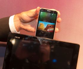 Glansnummeret som brukes til å demonstrere PadFone 2 er fortsatt videoavspilling som går sømløst fra den lille til den store skjermen.