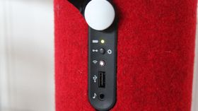 Kontroller for nettverk og direkteavspilling. Her kan du også koble til lydspiller via 3,5 mm minijack.