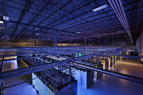 Datasenteret i Council Bluffs, Iowa, som blant annet inenholder deler av søkemotoren og Youtube. Gulvarealet er over 10 000 m2.