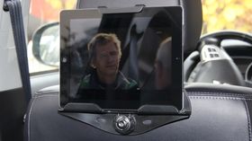 Targus brettholder med iPad på plass. Du har lite å gå på i forhold til justering av vinkel, men så er heller ikke utgangspunktet så ille.