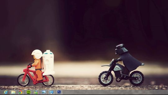 Skrivebordet i Windows 8 er nesten identisk med det du finner i Windows 7, annet enn at startknappen har forsvunnet.