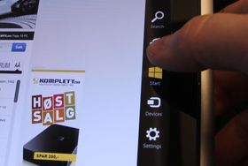 Charms-menyen er enkel å få fram med tommelen, men frustrerende å hente frem med musepekeren.