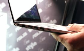Asus VivoBook S200, venstre side.