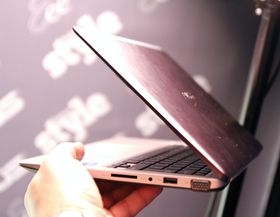 Asus VivoBook S200, fra høyre.
